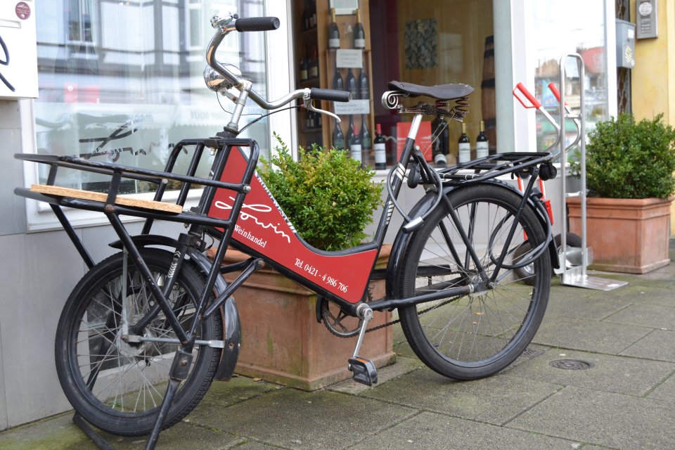 Ein Retro-Fahrrad der Weinhandlung Lowin vor dem Geschäft.