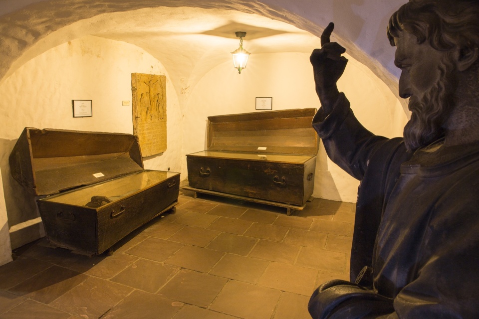 Im Bleikeller sind jahrhundertealte Mumien in ihren Särgen zu sehen