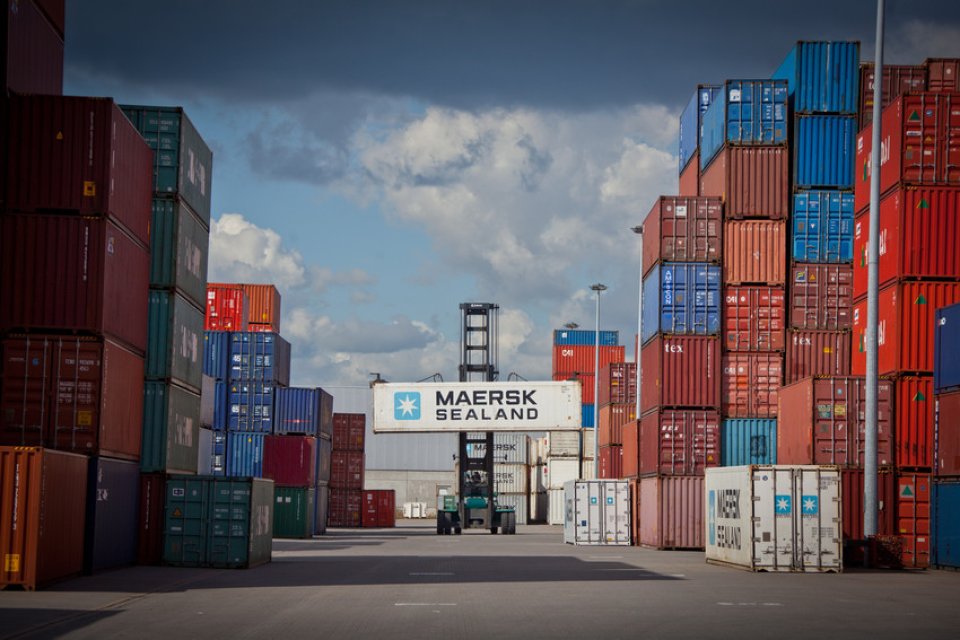 Ein Container-Stapler im Güterverkehrszentrum Bremen in Aktion (Quelle: WFB Wirtschaftsförderung Bremen GmbH)