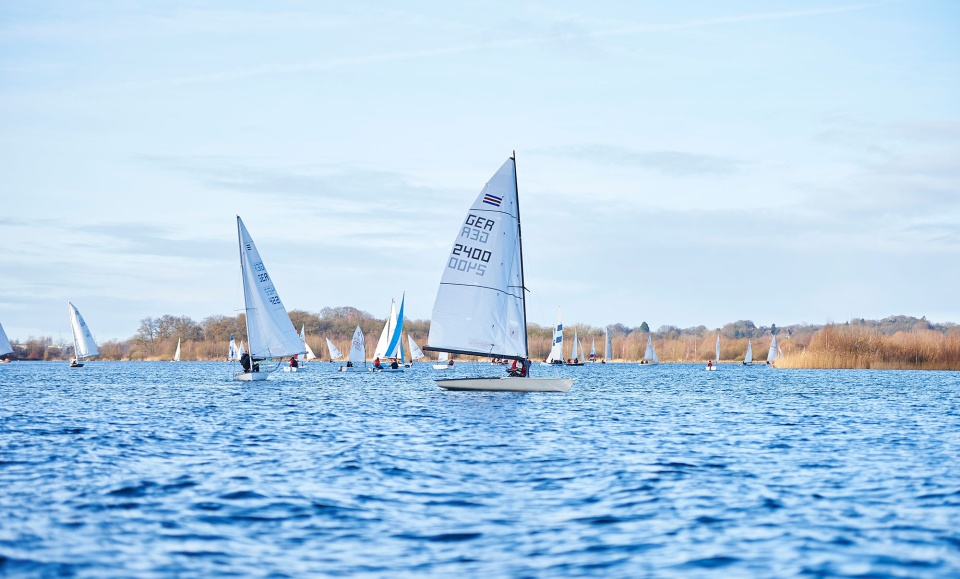 Blick auf den Sporparksee Grambke mit zahlreichen kleinen Segelbooten.