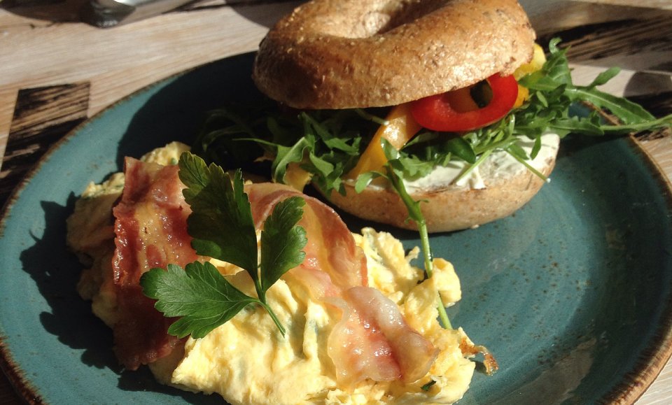 Bagel mit Rührei und Bacon