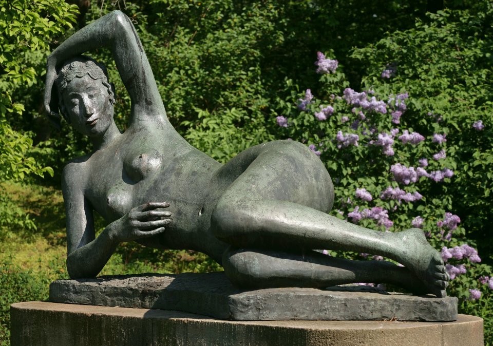 Bronzefigur "Ägina", die 1966 von Gerhard Marcks geschaffen wurde.