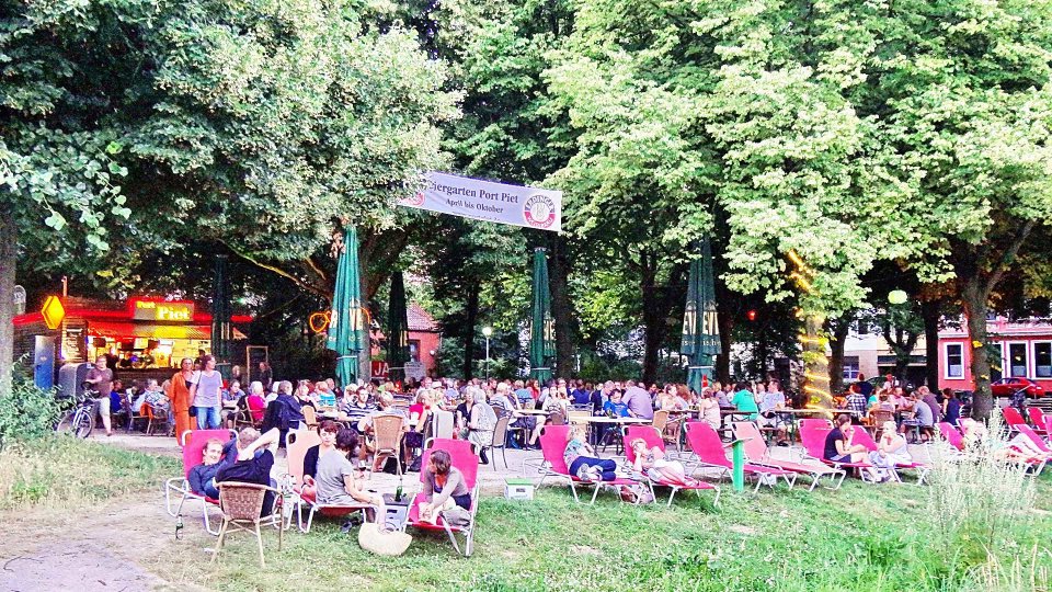 Der belebte Biergarten im Port Piet direkt am Torfkanal mit Liegestühlen.