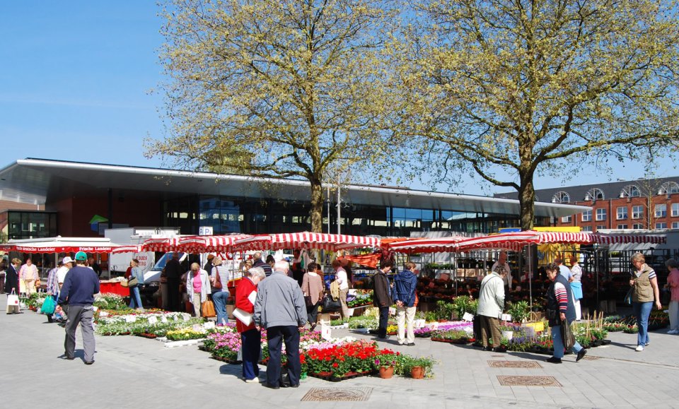 Ein bunter Lebensmittel-Wochenmarkt am Sedanplatz in Vegesack