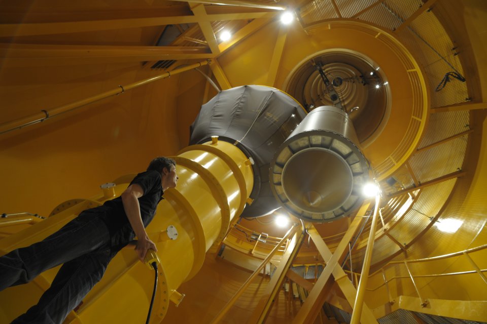 Ein Mitarbeiter des Zentrums für angewandte Raumfahrttechnik und Mikrogravitation (ZARM) zieht in der Fallturm-Röhre eine Versuchskapsel hoch.
