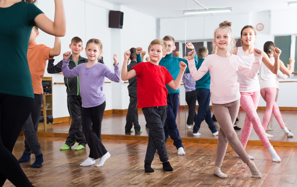 Kinder tanzen in einem Tanzstudio. 