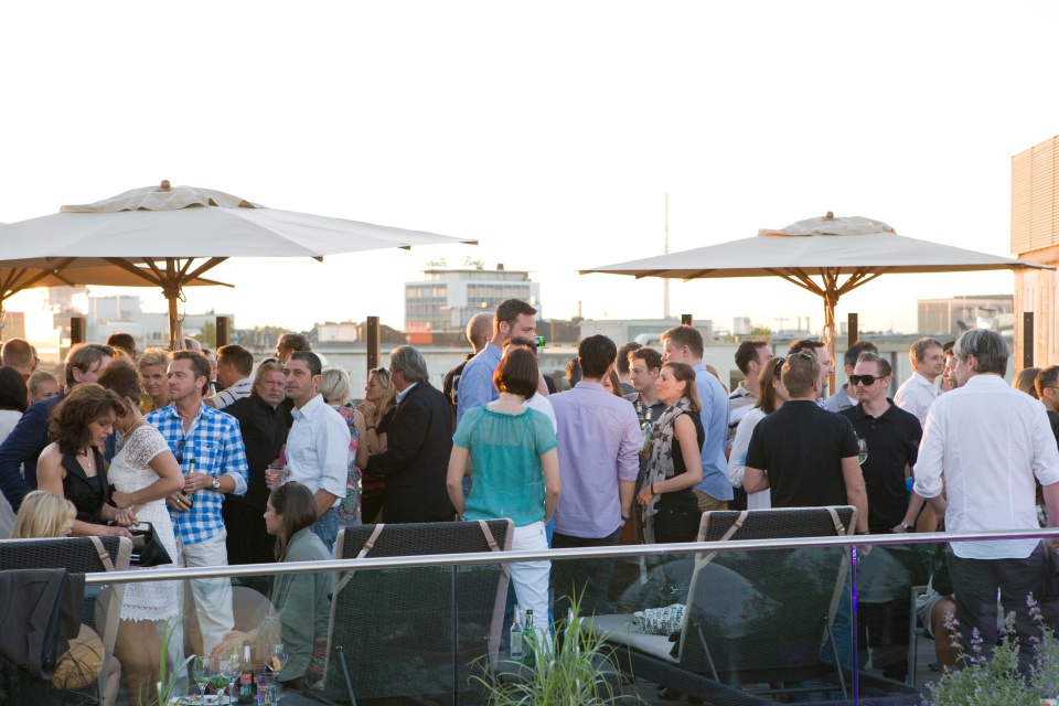 Ein Blick auf das After-Work-Event auf der Dachterrasse des Atlantic Grand Hotels