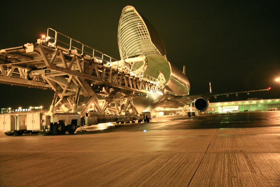 Transportflugzeug Beluga am Flughafen Bremen - Verladung von Tragflächen für die Airbustypen A330 und A340