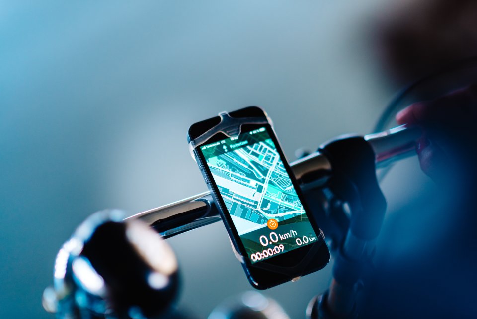 Am Lenkrad befestigtes Handy zeigt die Bike Citizens App