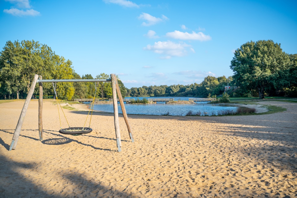 Achterdieksee in Bremen mit Schaukel und Volleyballfeld.