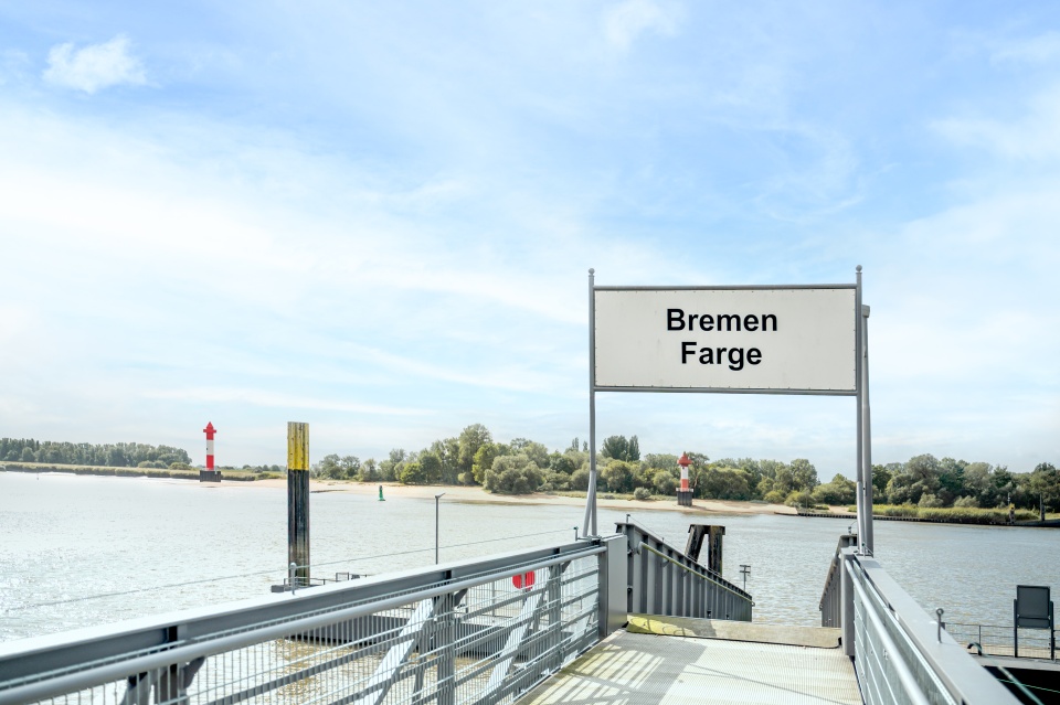 Anleger der Fähre Farge. Mit Schild auf dem Farge steht.