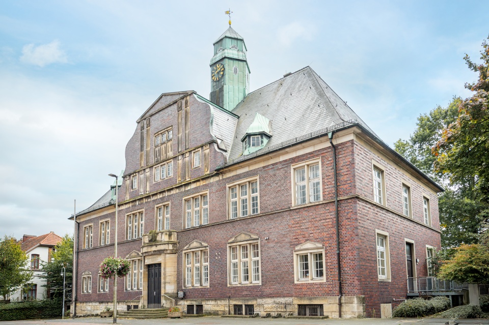 Das Alte Rathaus in Bremen-Blumenthal, ein historisches Backsteingebäude mit Uhrturm, prägt das Ortsbild des Stadtteils.