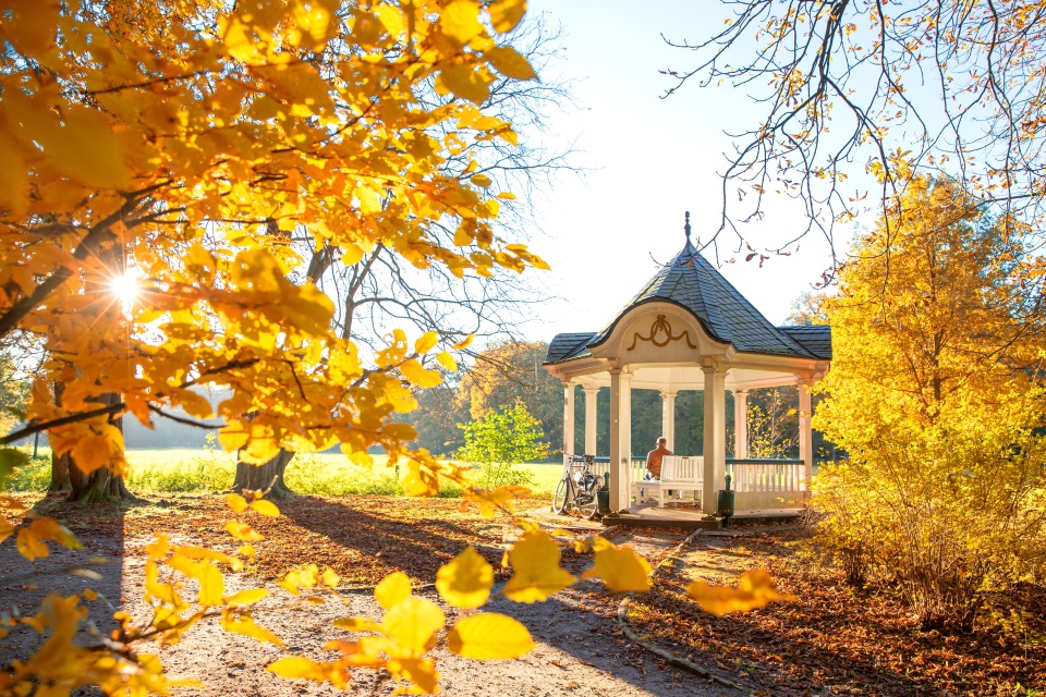 Eine Art Pavillon in herbstlicher Kulisse.