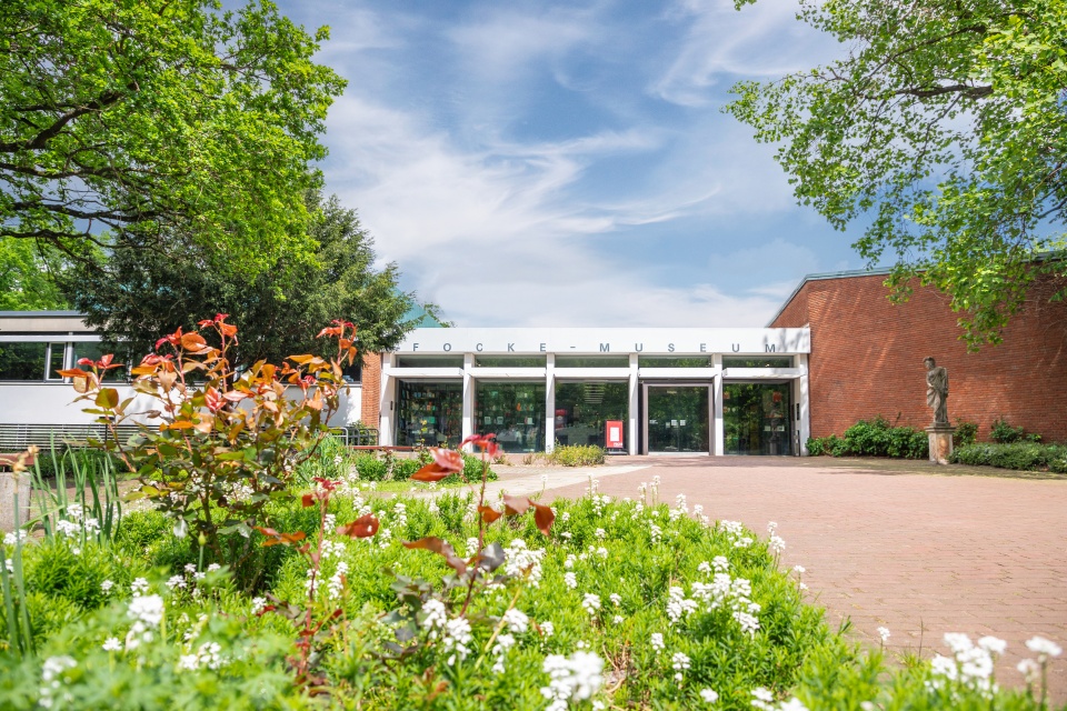 Flowers are growing in front of the Focke Museum