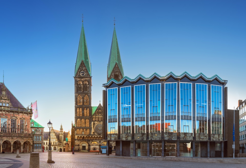 Hinter dem Dom und der Bürgerschaft geht die Sonne auf.