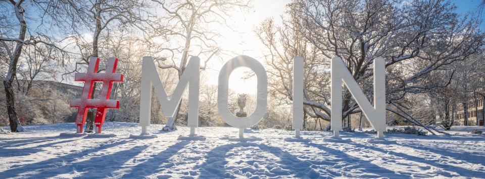 Schriftzug "Moin" in den Wallanlagen mit Schnee bedeckt