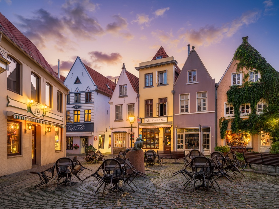 Eine bunte Häuserreihe in der Abenddämmerung. 
