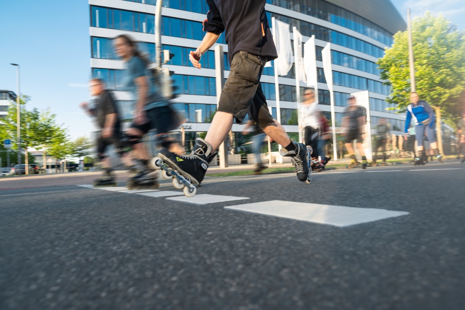 Das Foto zeigt Menschen, die bei der Bremer Skate Night teilnehmen.