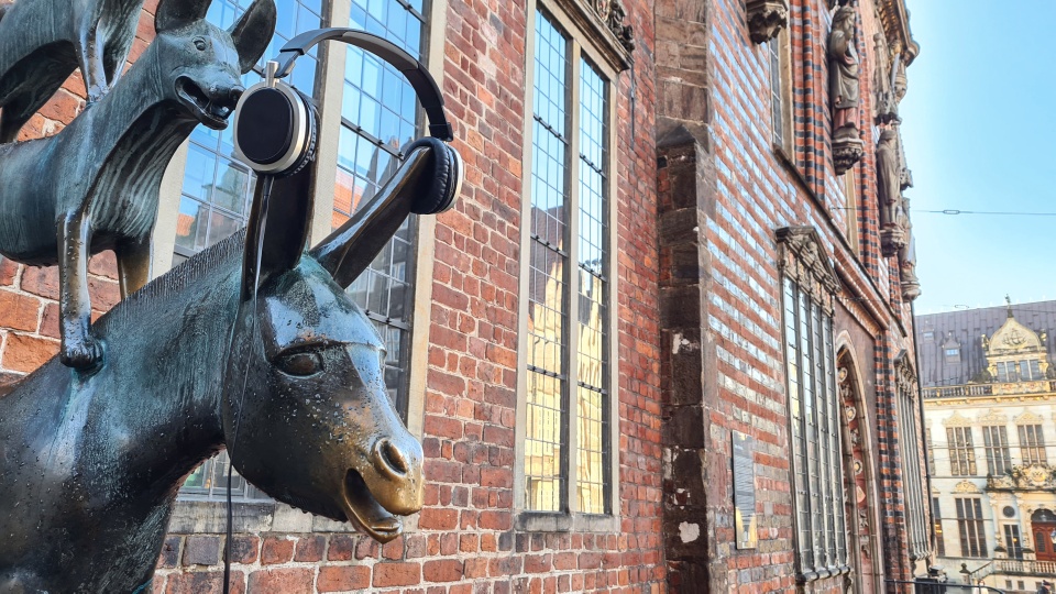 Der Esel der Stadtmusikanten trägt Kopfhörer.
