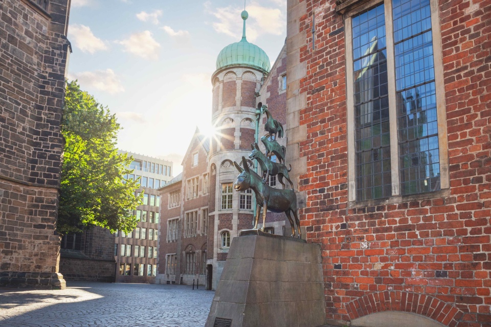 Die Bremer Stadtmusikanten im Sonnenlicht.