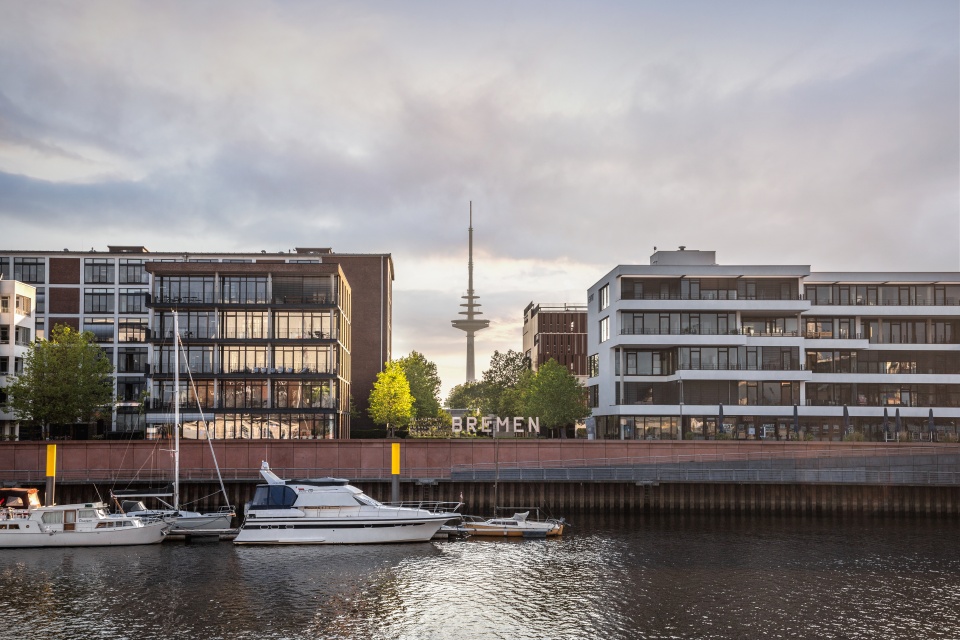 Vor einem Bremen Schild sind Boote im Hafen.