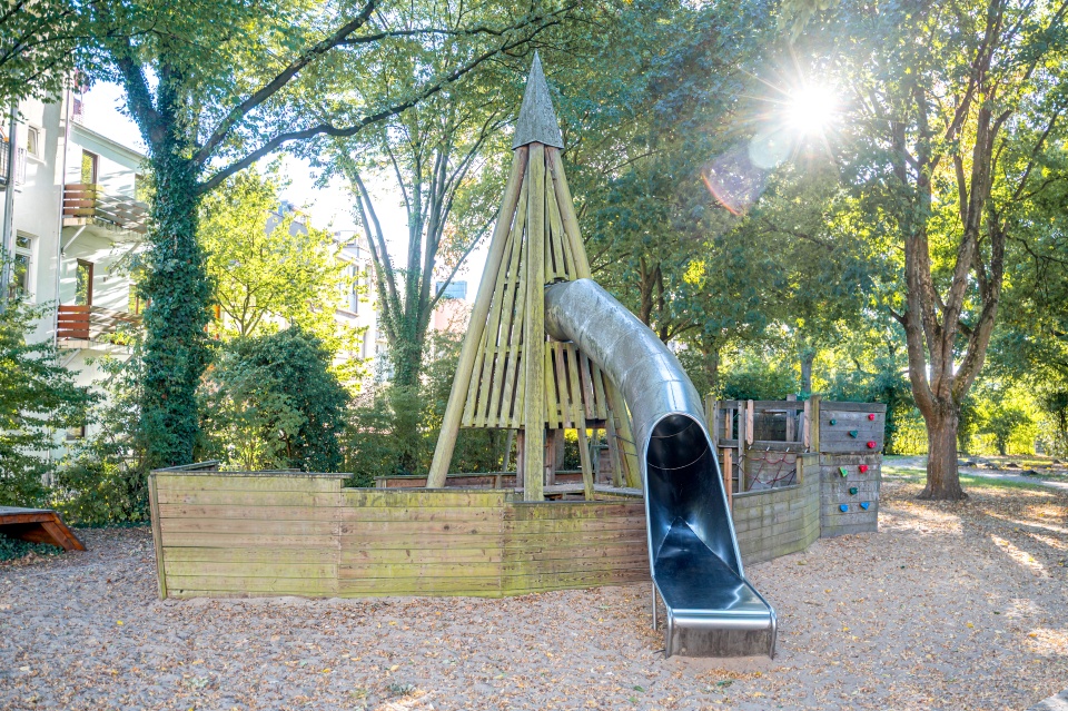 Spielplatz mit Rutsche im Waller Park.