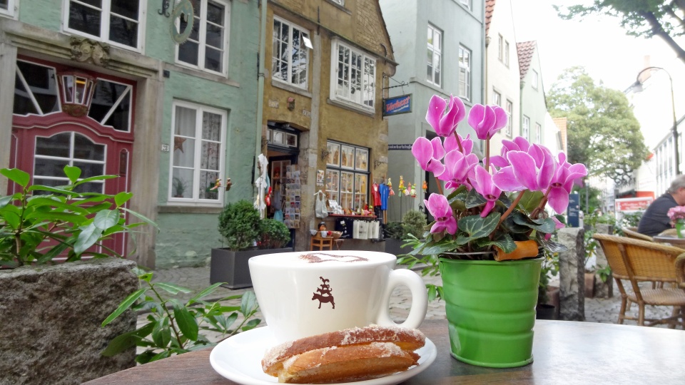 Cappuccino und Kaffeebrot in der Schnoorkonditorei