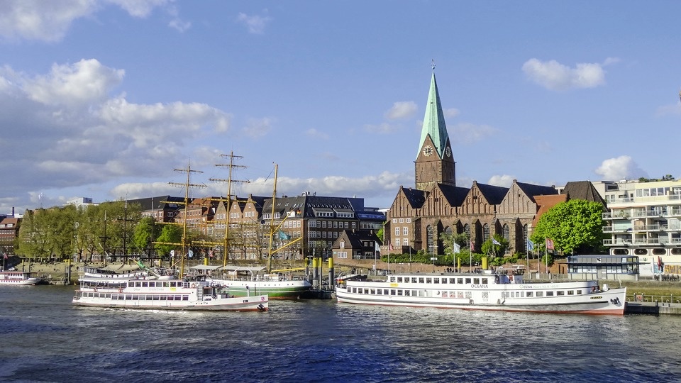 Blick auf den Martinianleger an der Weserpromenade Schlachte mit vielen Schiffen.