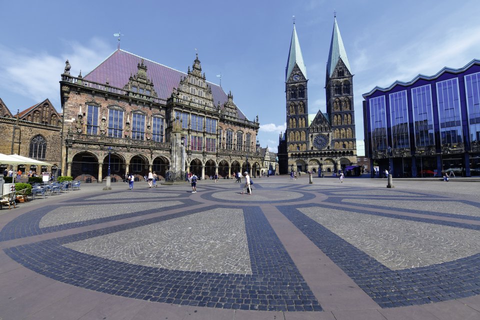Der Bremer Marktplatz mit dem Rathaus, dem Dom mit zwei Türmen und der Bürgerschaft mit seiner großen Glasfront. 