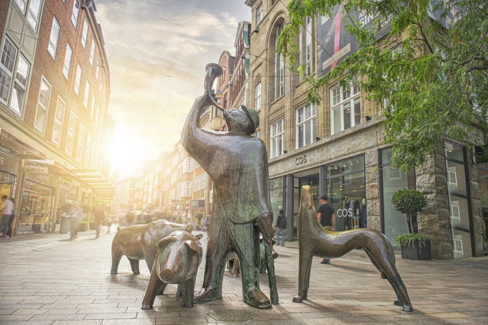 Bronzenes Denkmal in der Sögestraße mit einem Hirten, Hund und Schweinen.