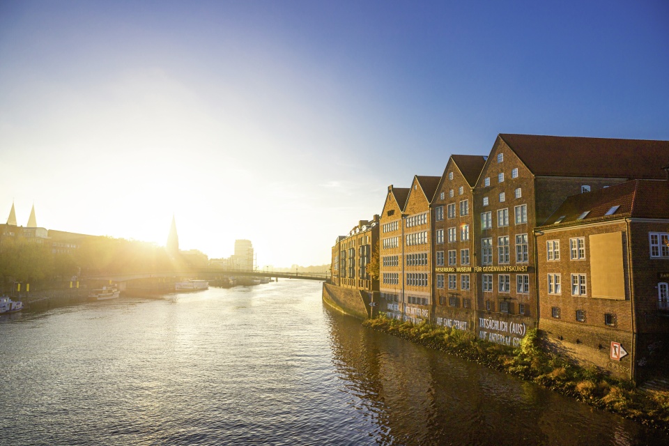Gebäude stehen direkt an einem Fluss.