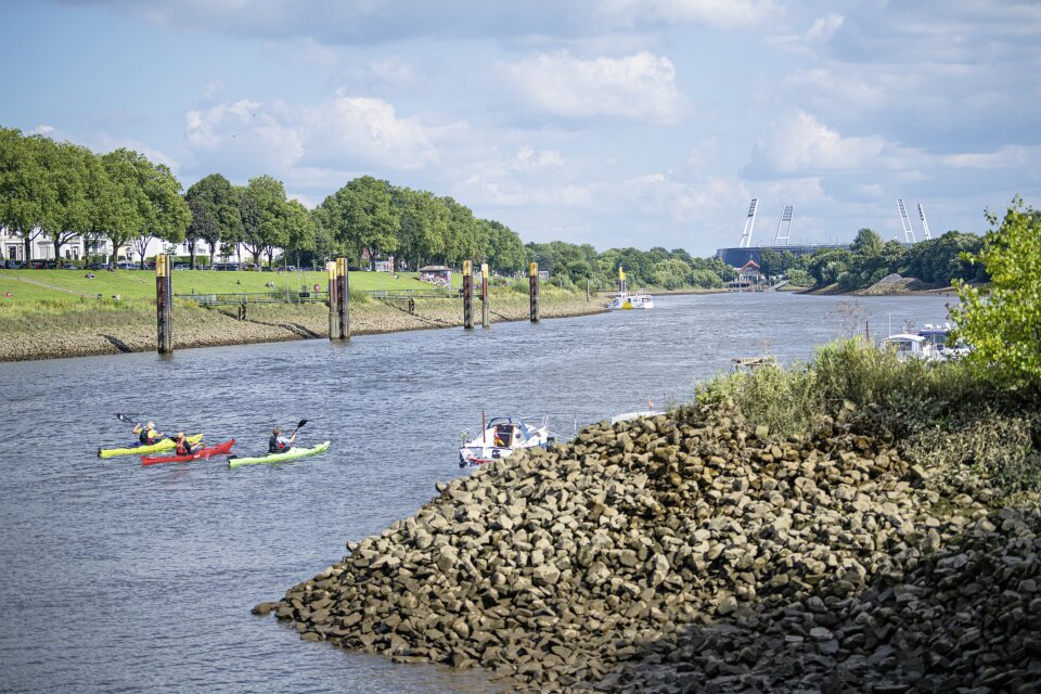 Kanufahrer auf der Weser bei schönem Wetter 