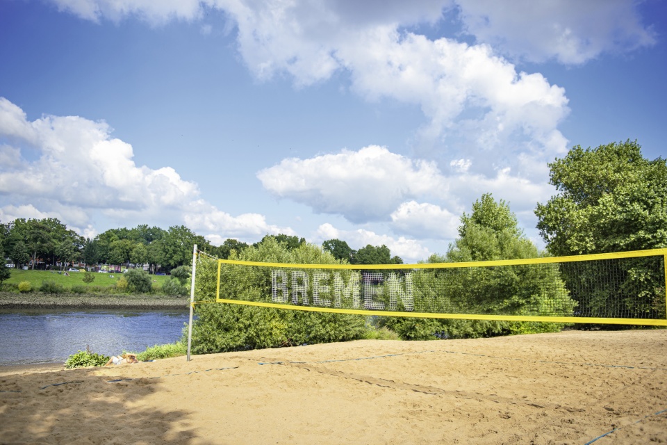 Ein Volleyballnetz an einem Strand an der Weser 