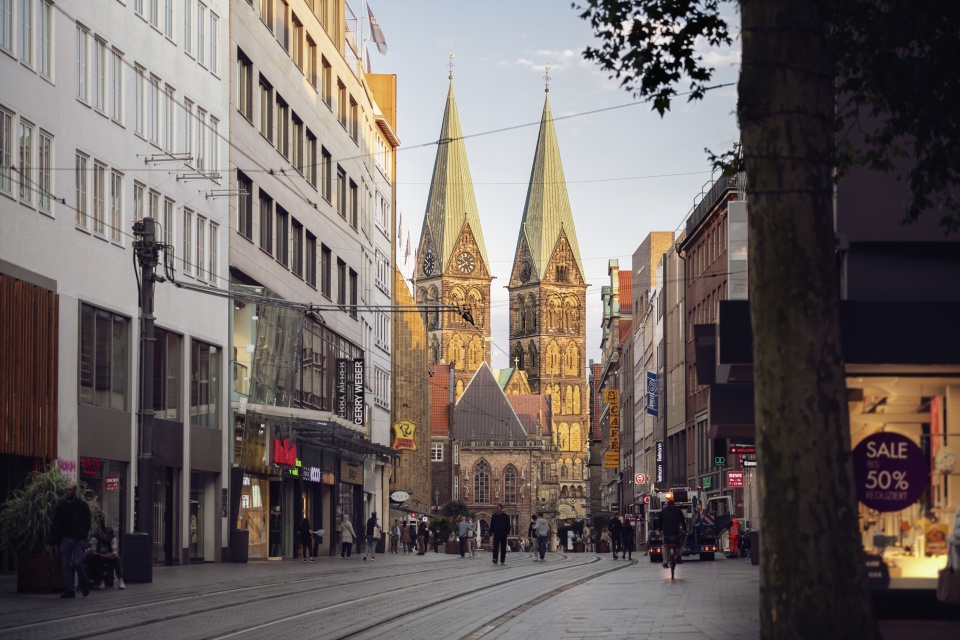 Am Ende der Obernstraße sieht man den von der Sonne angestrahlten Dom.