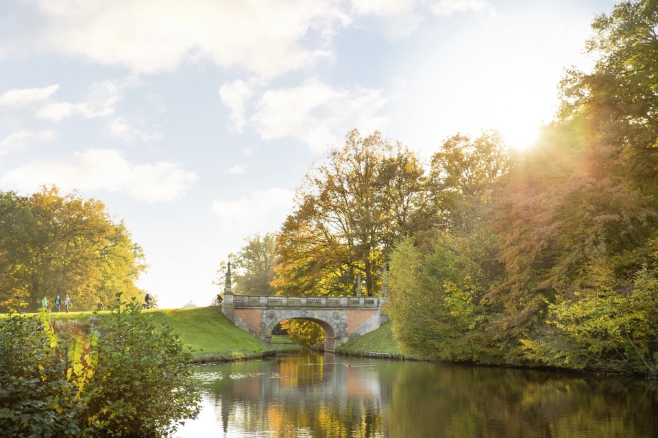 The Melchersbrücke in the Bürgerpark on a beautiful autumn day. 