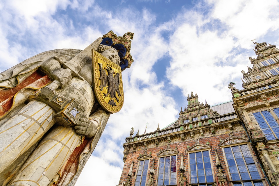 Rathaus und Roland ragen in den Himmel.