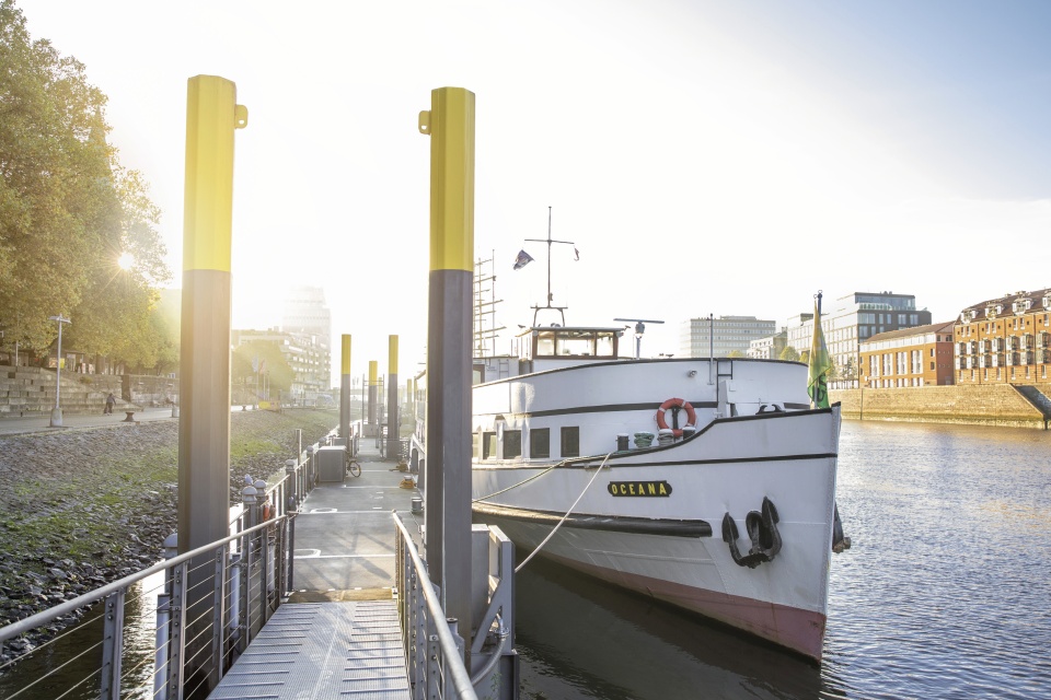 Ein Schiff liegt am Anlieger an der Schlachte. 