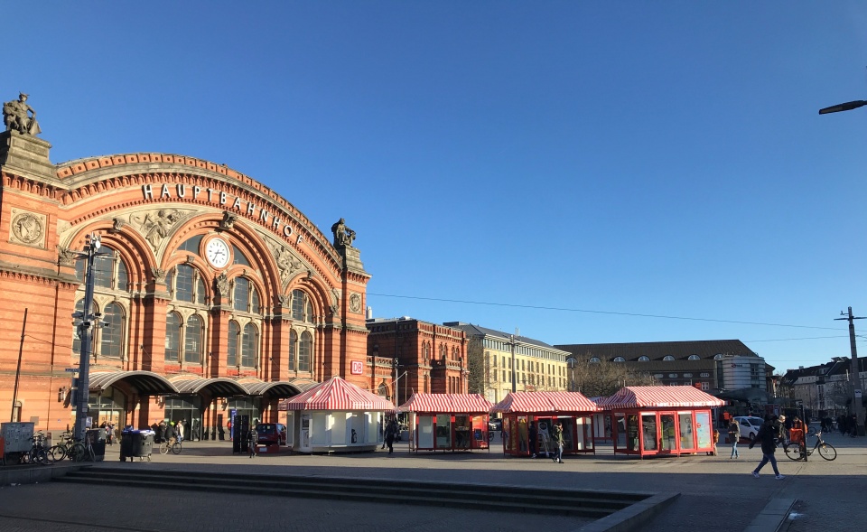 Vor dem Hauptgebäude des Bremer Hauptbahnhofes stehen rote Losbuden.