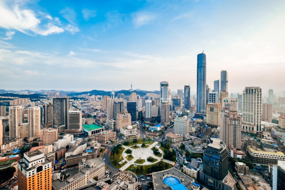 Eine Ansicht der Skyline der Partnerstadt Dalian