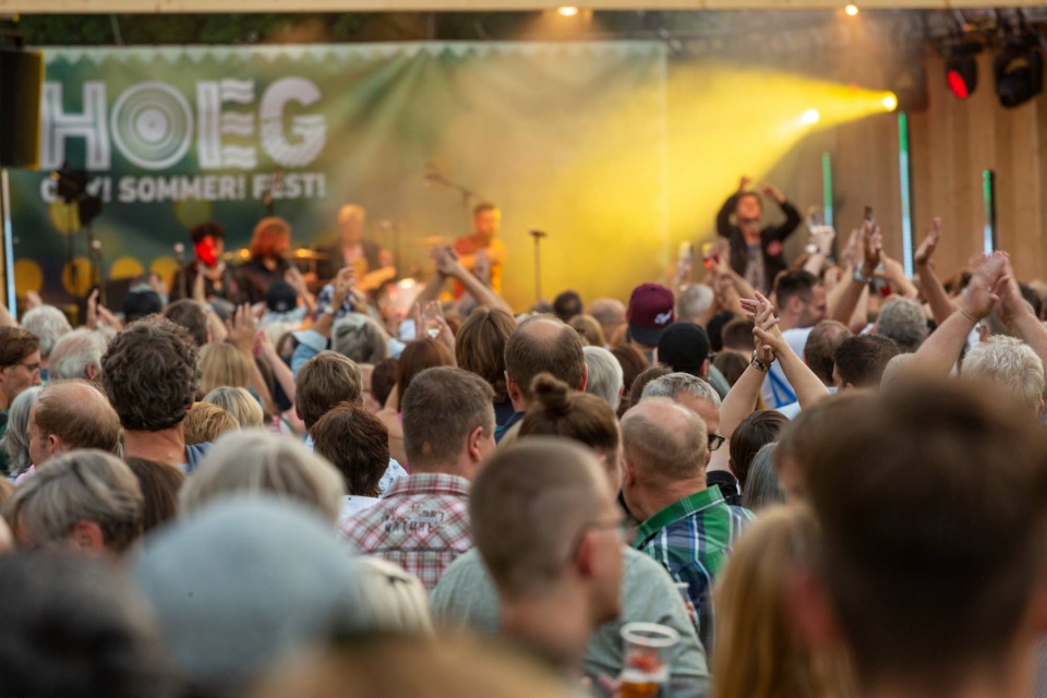 Bühne und Publikum beim HOEG CitySommerFest auf dem Domshof.