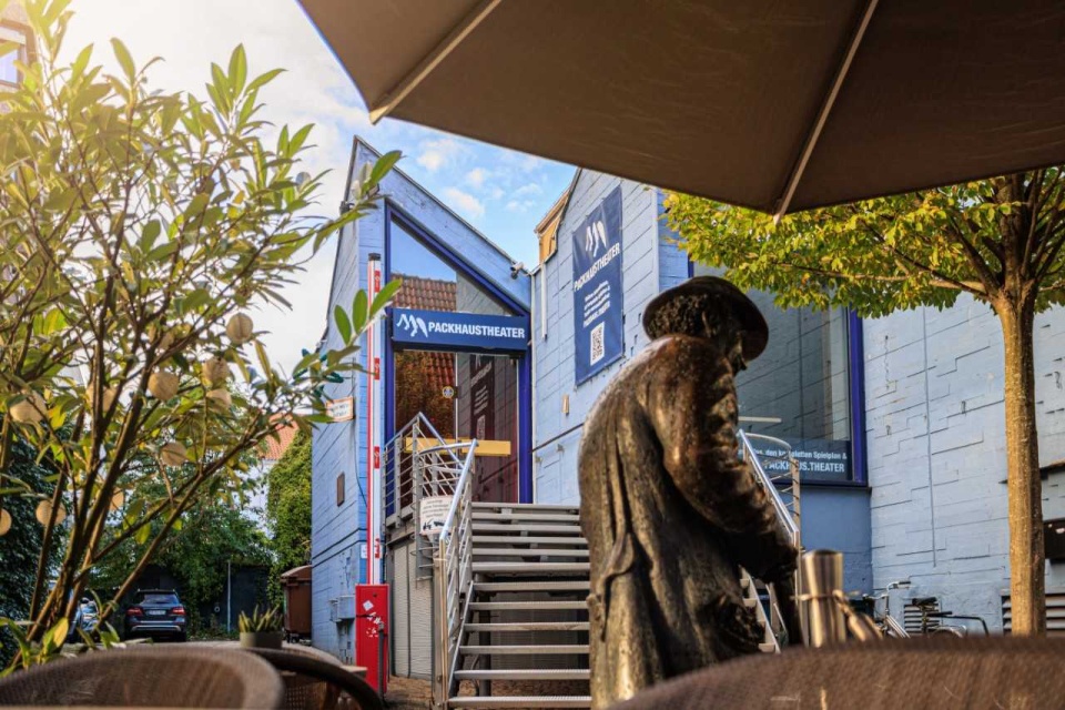 Packhaustheater im Schnoor mit Statue 