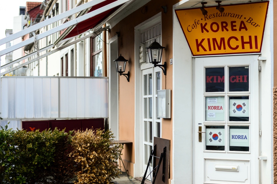 Das koreanische Restaurant "Kimchi" von außen. 