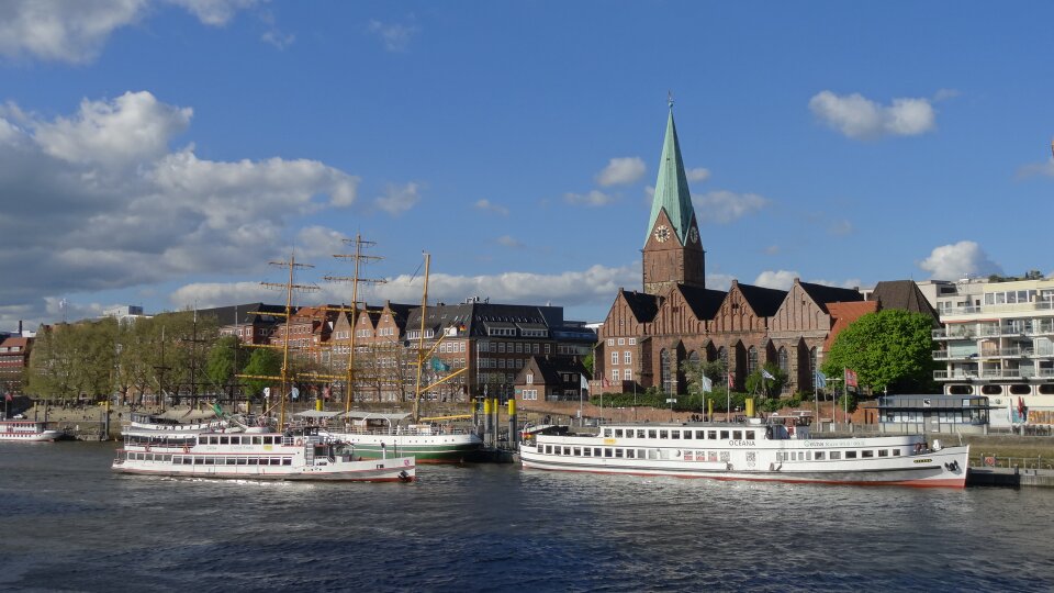 Das Schiff Gräfin Emma nimmt Kurs auf den Martinianleger an der Schlachte.