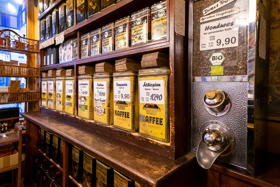 Kaffeeauswahl in der Kaffeerösterei Hemken aus aller Welt