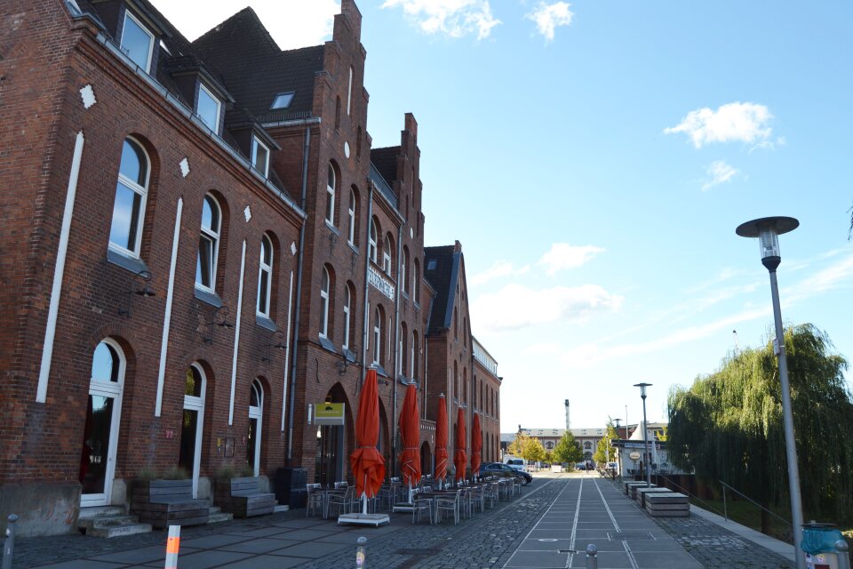 Ein großes Backsteinhaus mit der Aufschrift "Feuerwache".