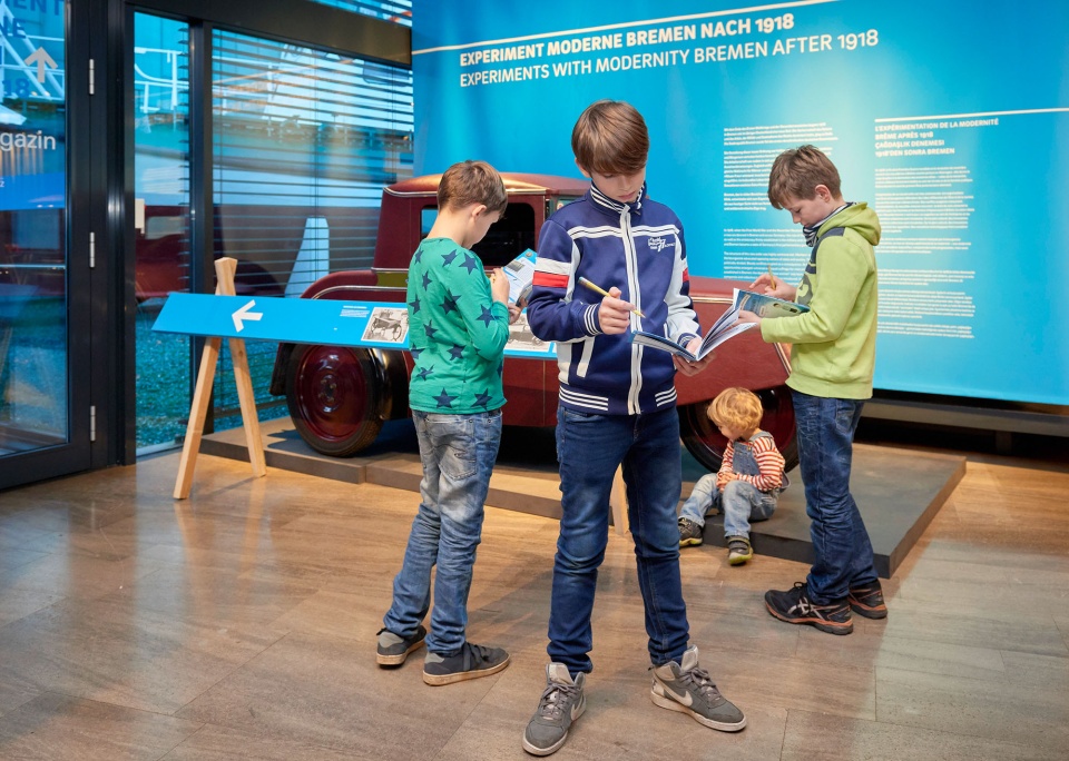 Mit dem Mitmachheft durch das Museum: Eine Gruppe von Kindern beim Entdecken der Sonderausstellung "Experiment Moderne. Bremen nach 1918".