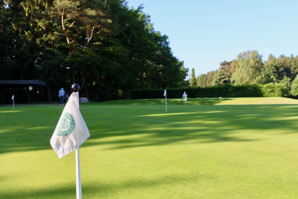 Die Fahne des Golfclubs zur Vahr markiert das Hole. 