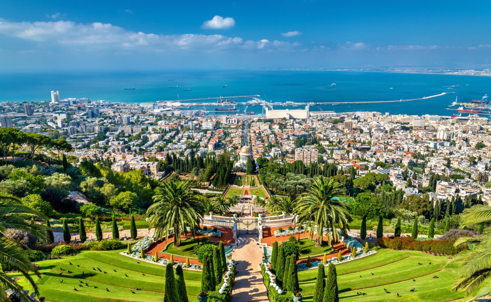 Eine Ansicht aus der Partnerstadt Haifa mit üppigen Gärten und Blick auf das Meer