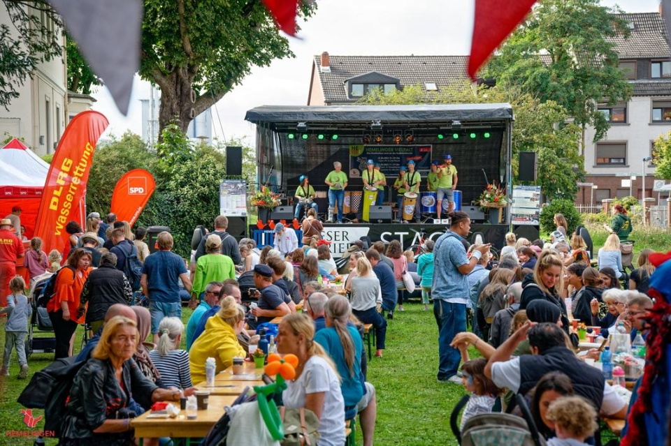 Das Publikum schaut einer Samba-Gruppe auf der Bühne zu.