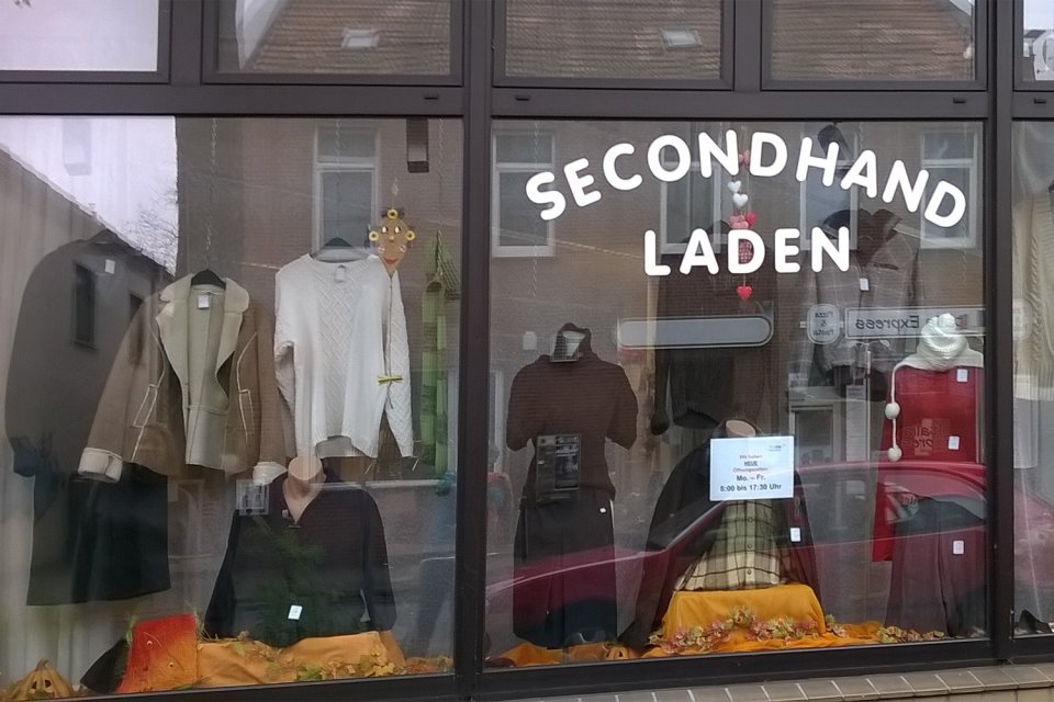 Schaufenster eines Second Hand Geschäftes